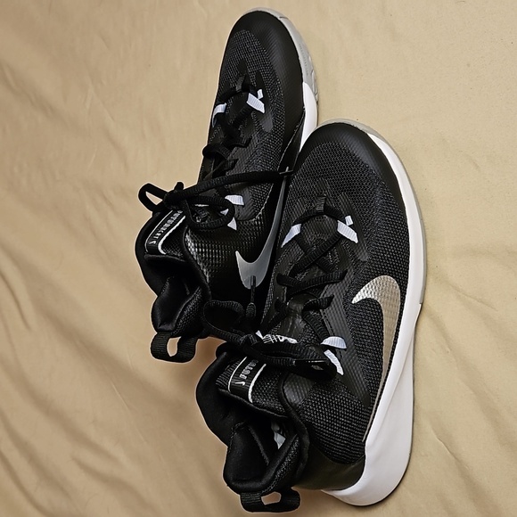 Nike FUTURECRT Youth Court Shoes  Size: 3 1/2 NWOT - Picture 3 of 13